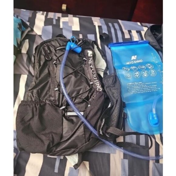 Lightweight Hydration Backpack, Running Backpack with 2L Water Bladder - Picture 2 of 2
